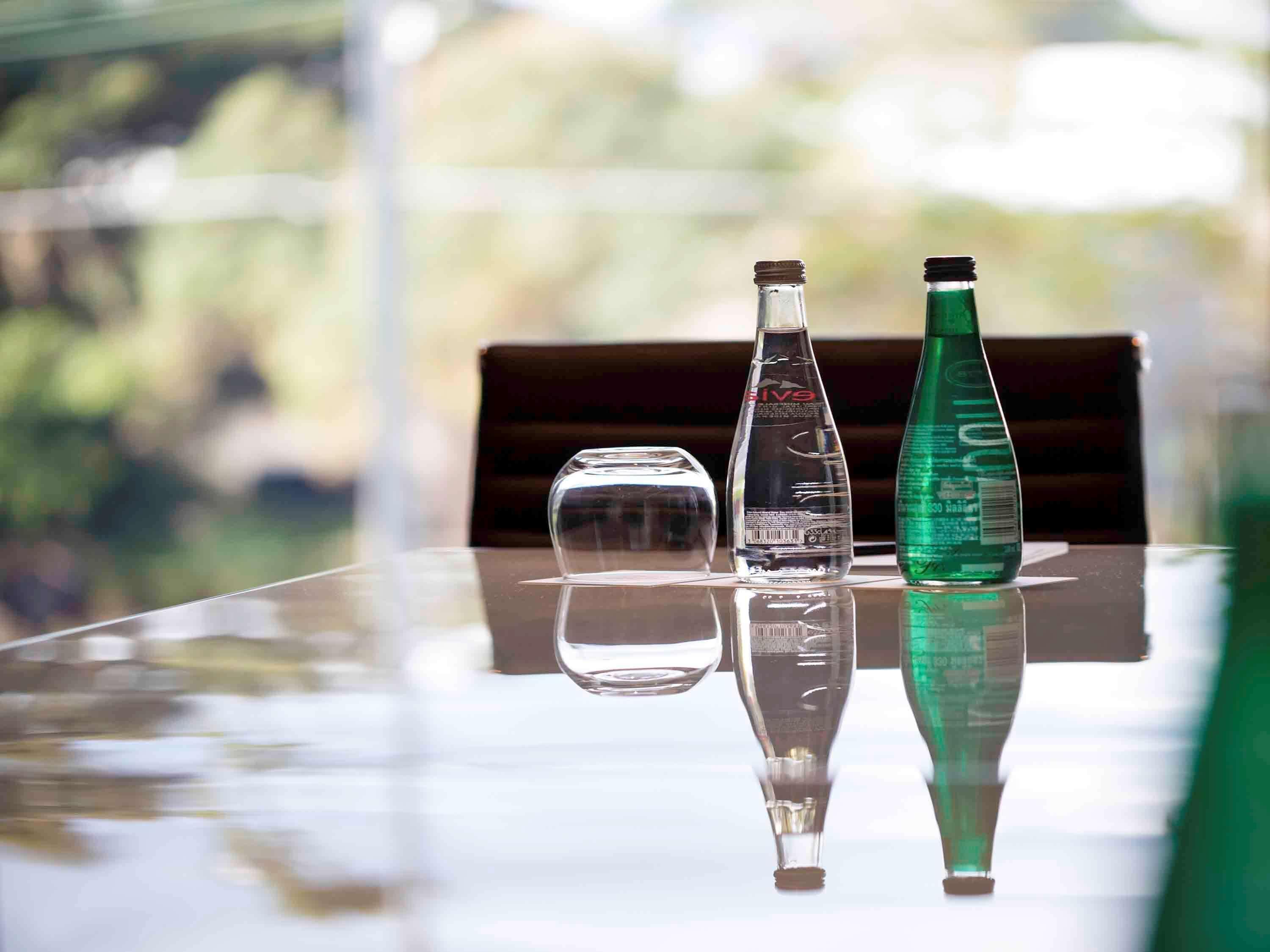 Pullman Sydney Airport Hotel Екстериор снимка Bottles of S. Pellegrino