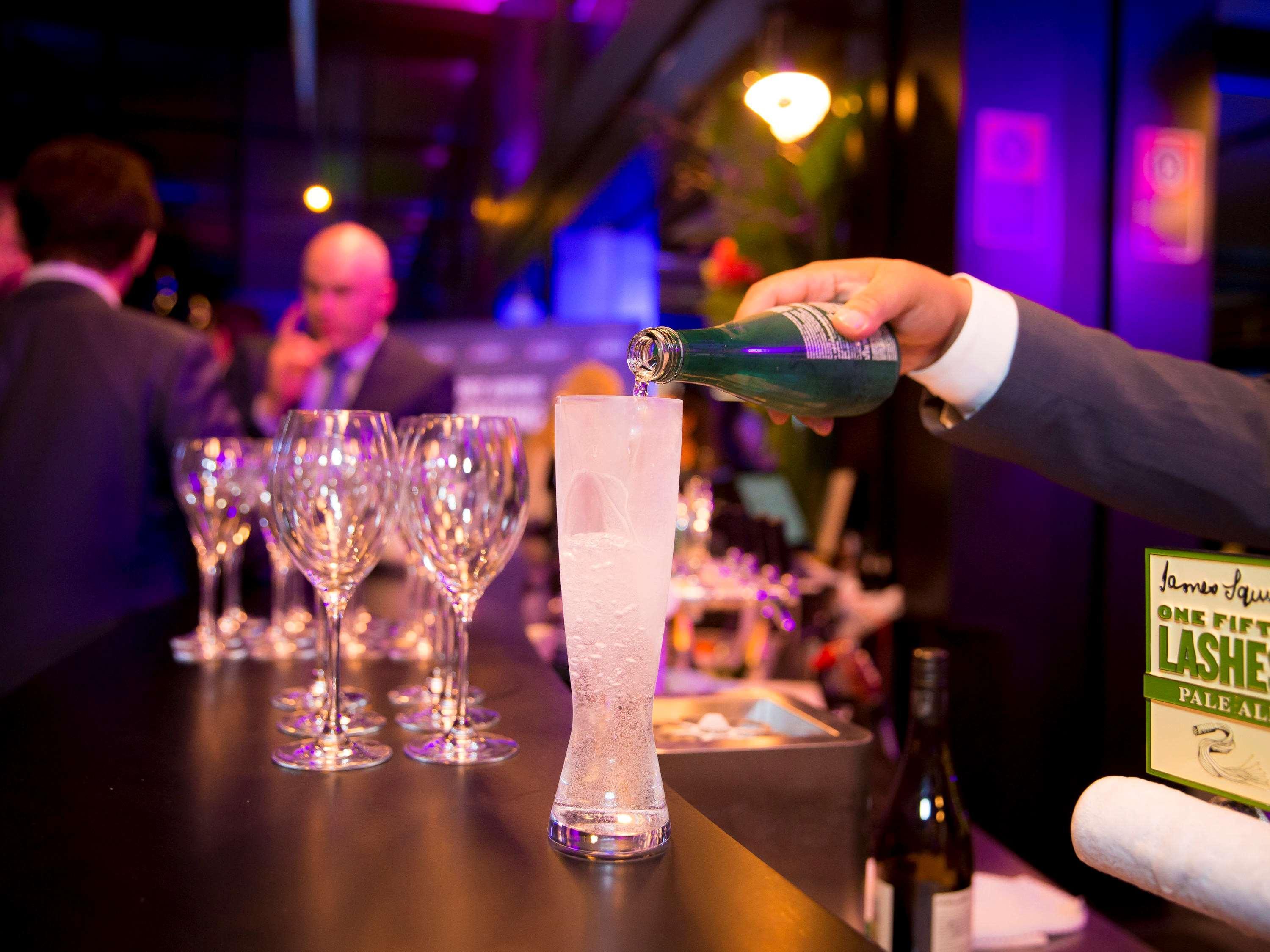 Pullman Sydney Airport Hotel Екстериор снимка A bartender pouring champagne