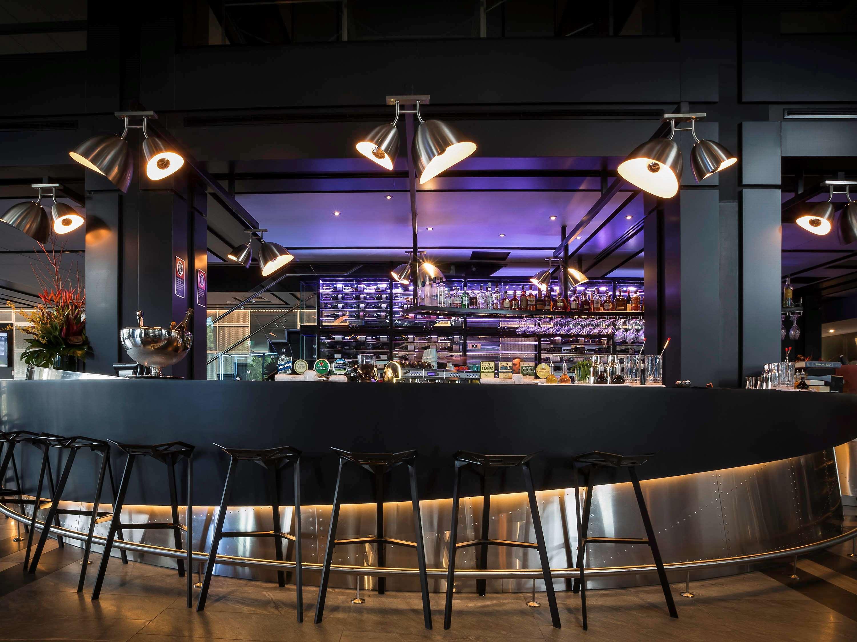 Pullman Sydney Airport Hotel Екстериор снимка The bar at the restaurant
