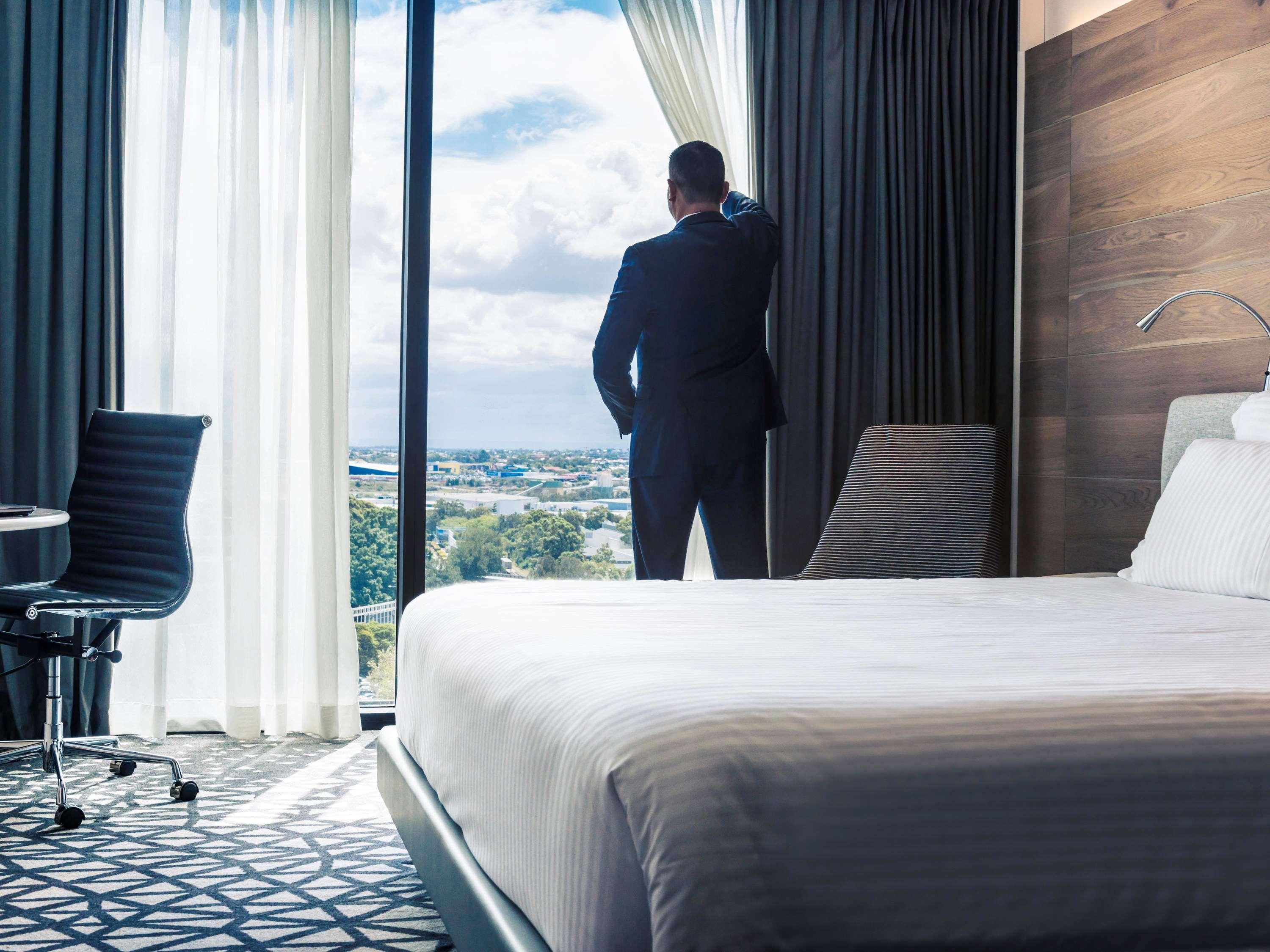 Pullman Sydney Airport Hotel Екстериор снимка A guest room at the hotel
