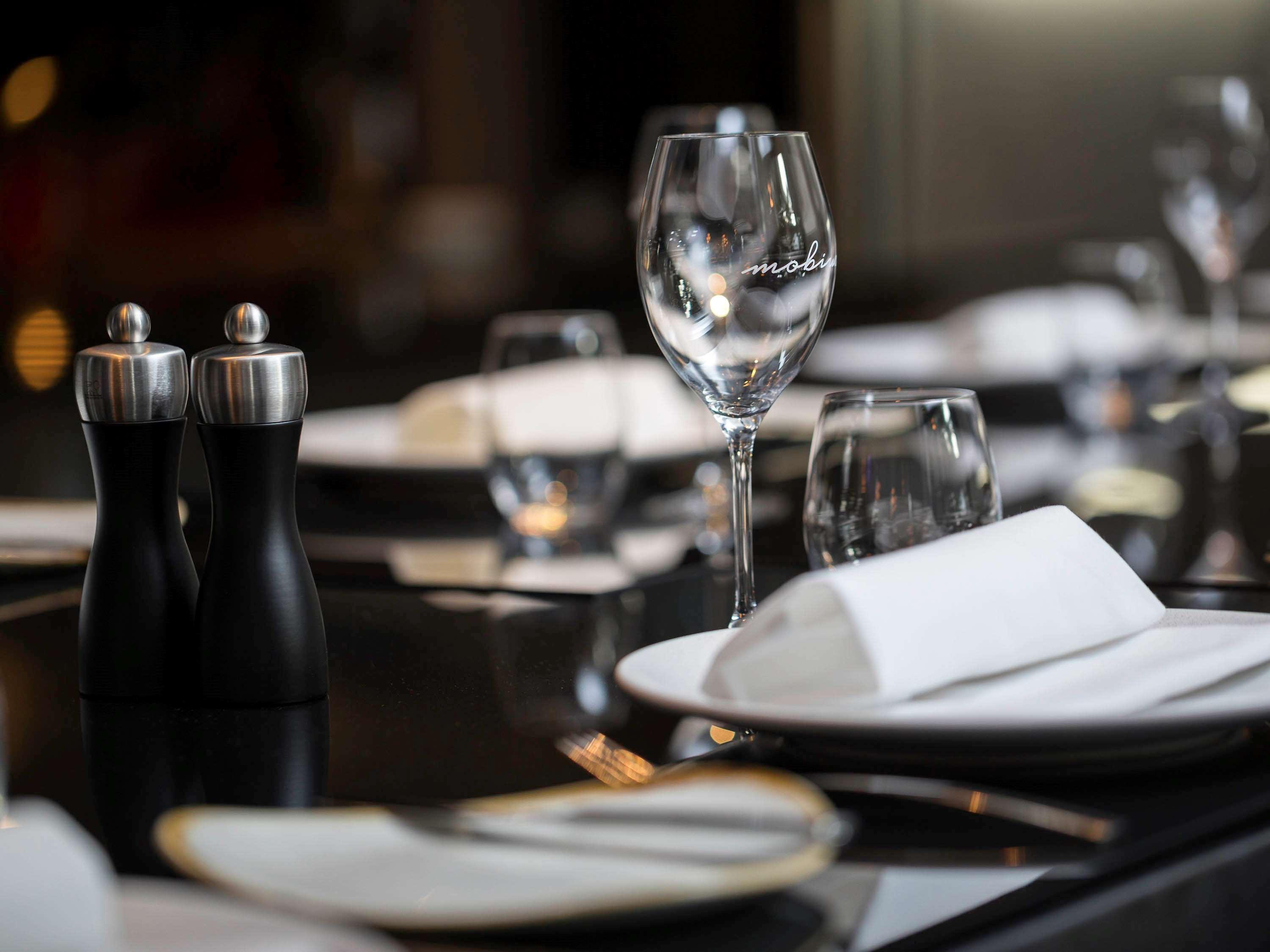 Pullman Sydney Airport Hotel Екстериор снимка A restaurant table set for service