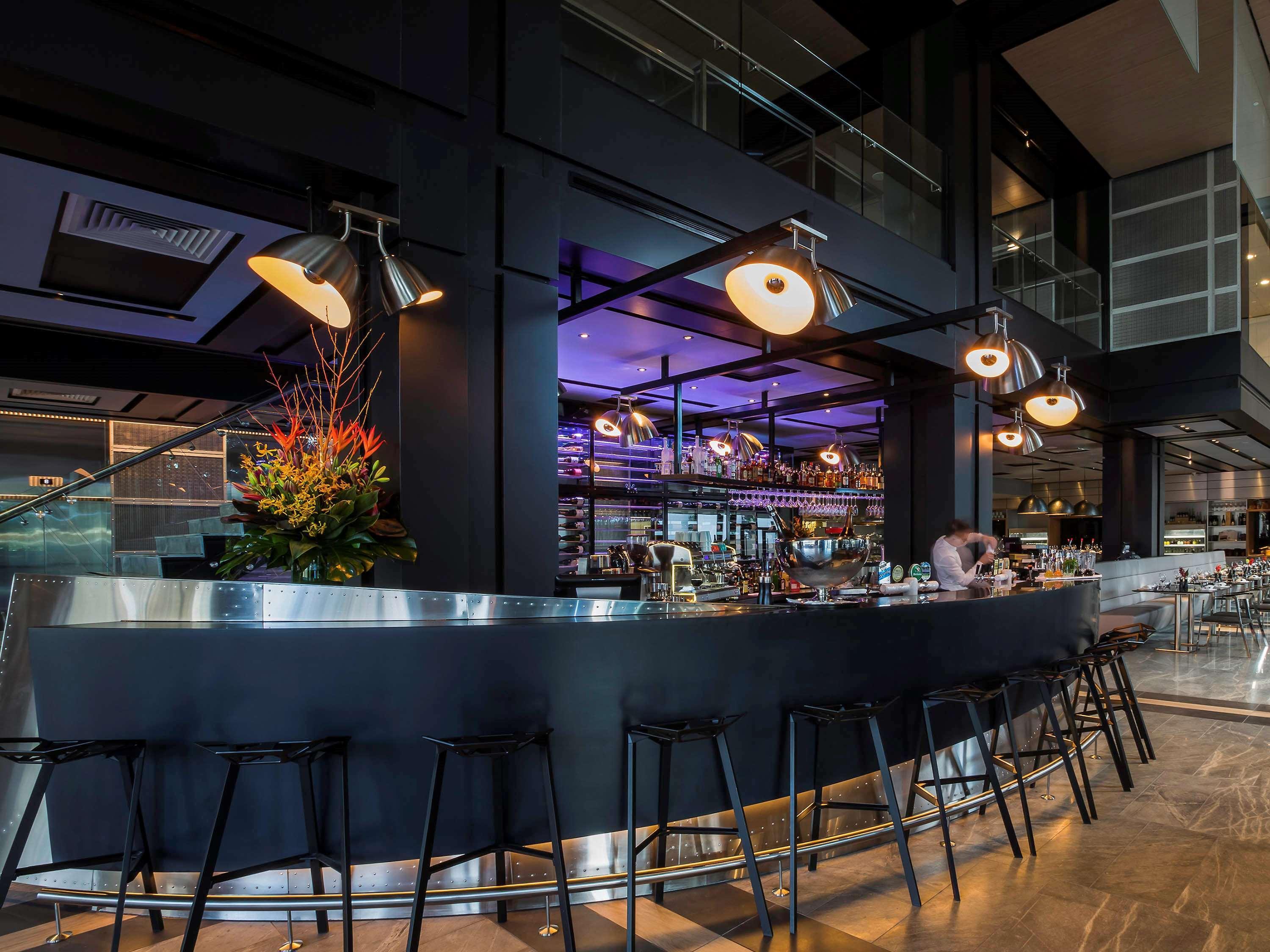 Pullman Sydney Airport Hotel Екстериор снимка The bar at the restaurant