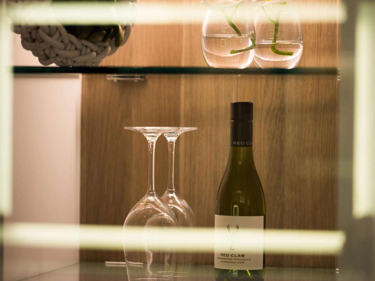 Pullman Sydney Airport Hotel Екстериор снимка A bottle of wine in a hotel room